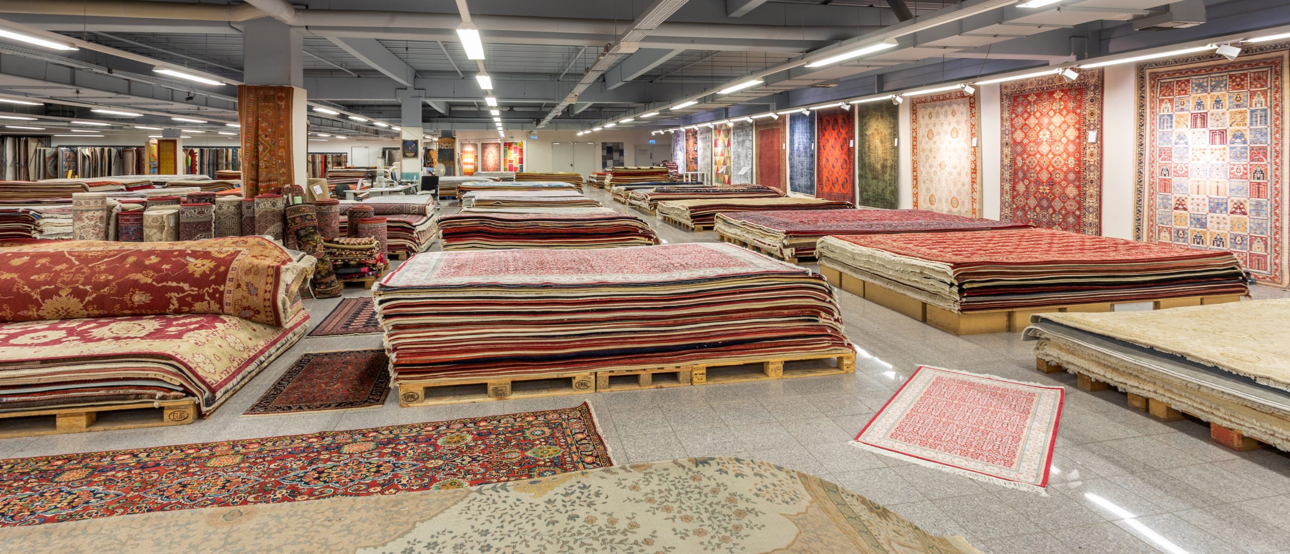 Blick in die große Teppichausstellung des Teppich Zentrum Almiran Marsdorf